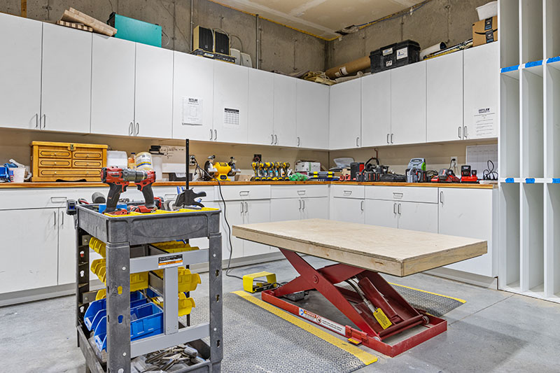 Cabinet Final Assembly With Adjustable Lift Table